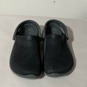 Kids LiteRide Crocs Black and Gray Clogs